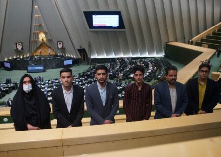 بازدید اعضای هیئت رئیسه اولین دوه مجلس دانش آموزی بافق از مجلس شورای اسلامی