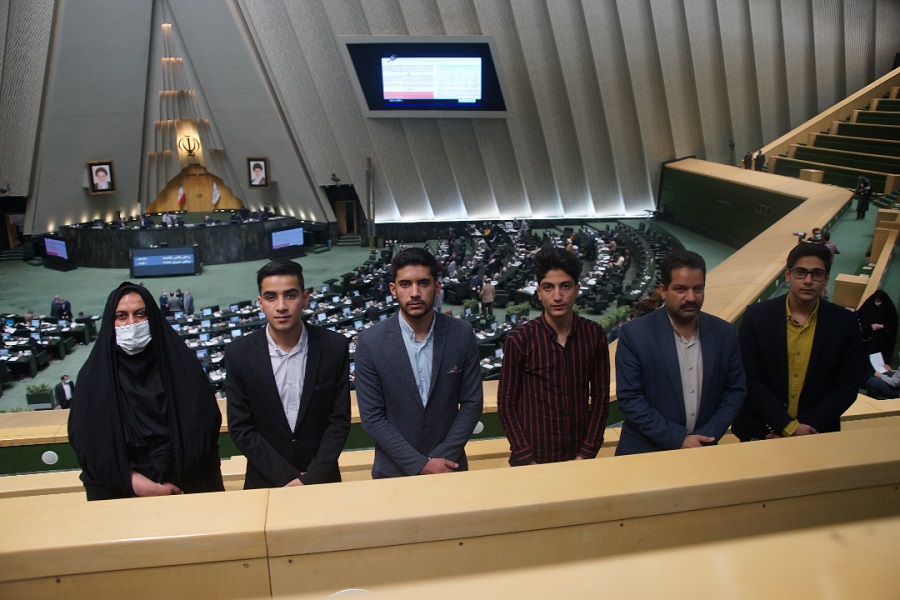 بازدید اعضای هیئت رئیسه اولین دوه مجلس دانش آموزی بافق از مجلس شورای اسلامی