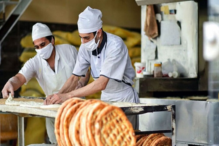 فروش نامتعارف نان و تعطیلی خودسرانه نانوایی معادل است با کسر سهمیه آرد
